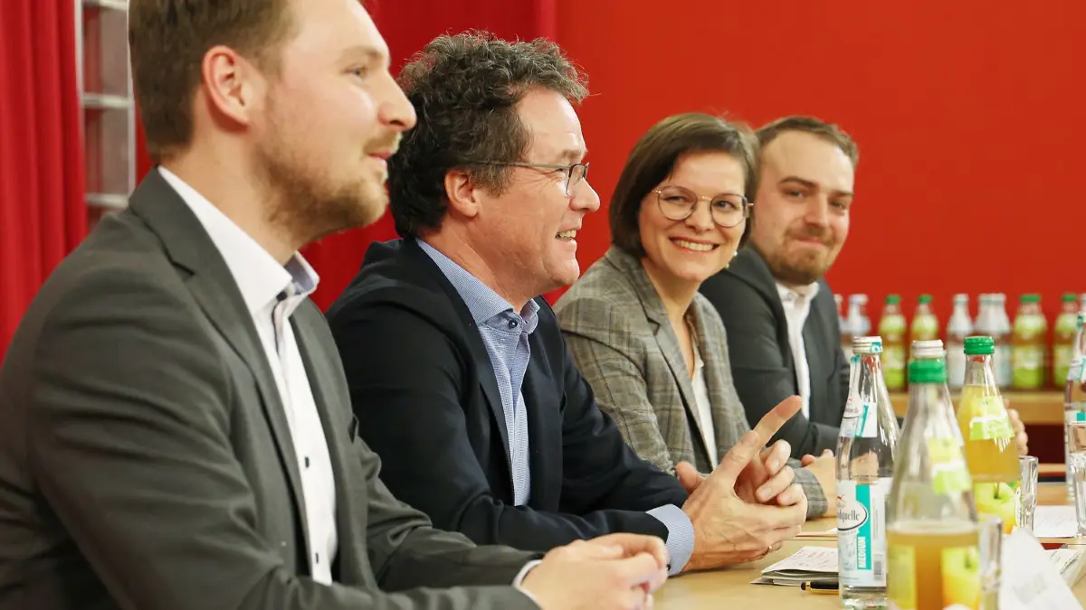 Kevin Leiser (von links), Harald Ebner, Svenja Hecklau-Brümmer und Valentin Abel diskutieren am Montagabend im Theatersaal des alten Schlachthauses in Schwäbisch Hall.⇥