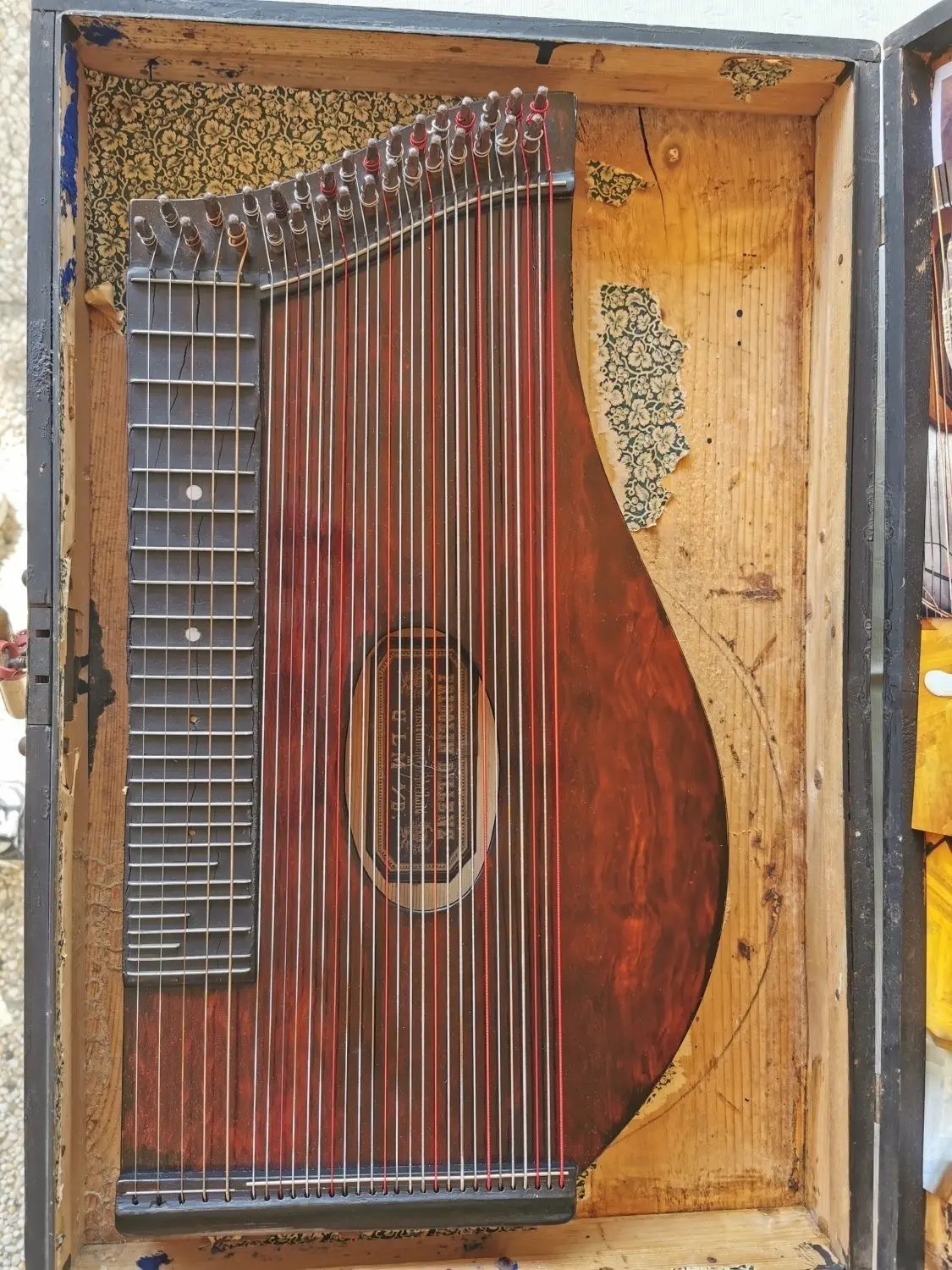 Schmids mehr als 100 Jahre alte Zither von Fridolin Dillenz.
