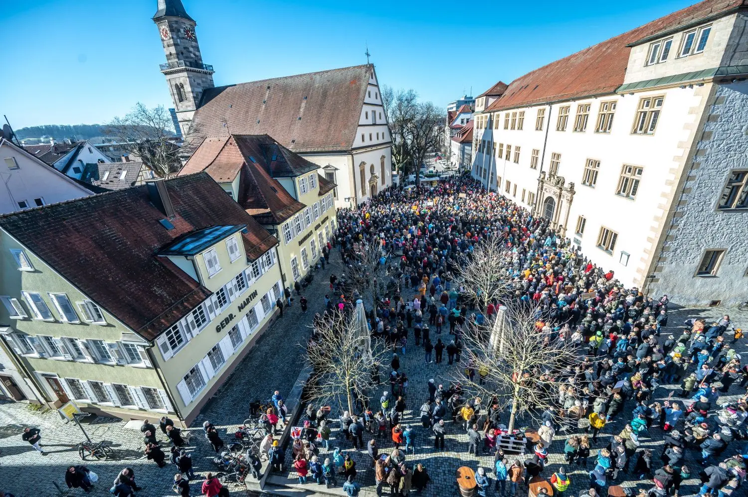 So voll hat Göppingen den Schlossplatz selten gesehen: Zur Kundgebung „Bunte Vielfalt statt brauner Einfalt“ kommen nach Angaben der Veranstalter 1500 Menschen – sie protestieren gegen Rechtsextremismus, Hass und Hetze. ⇥