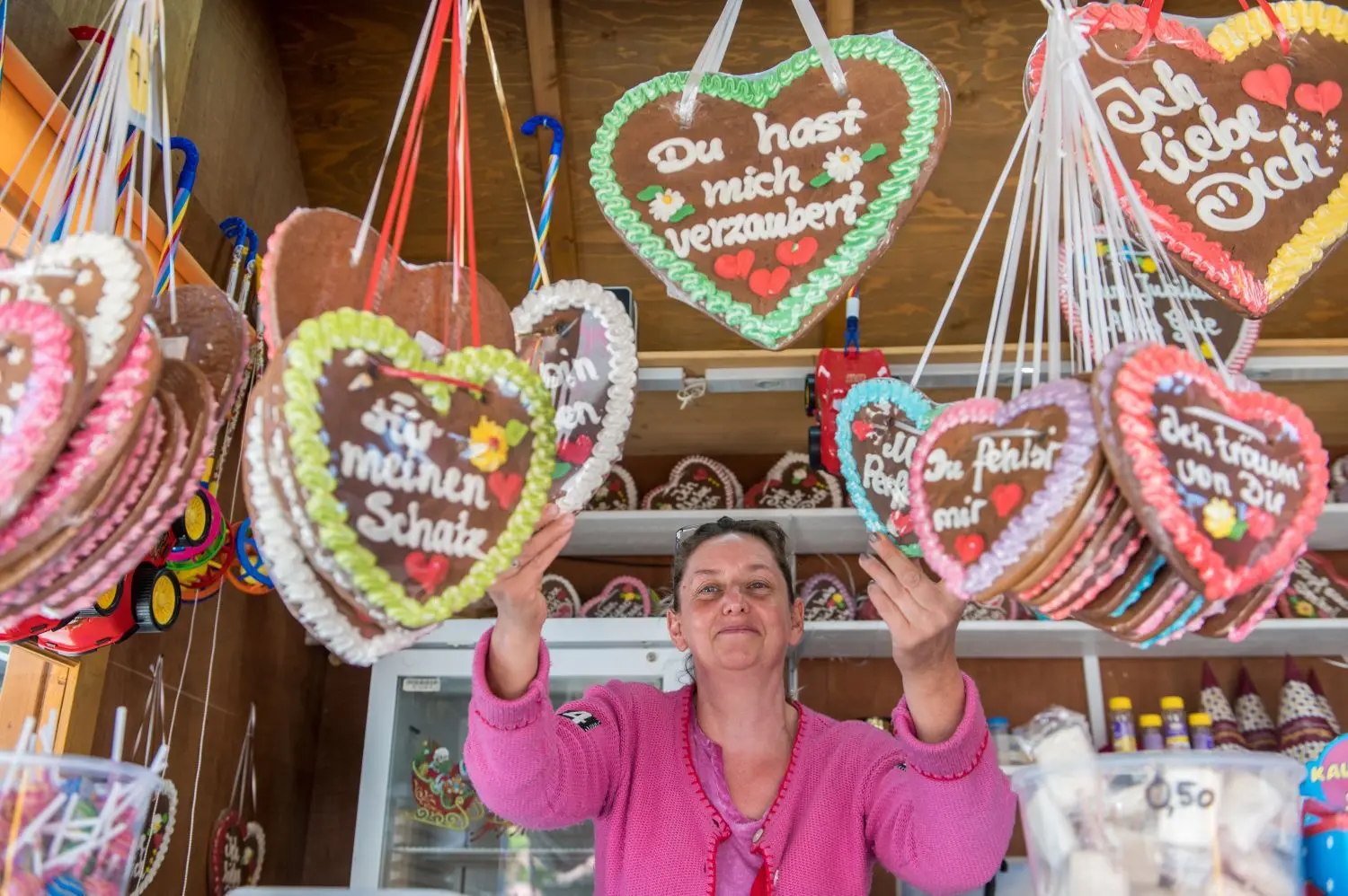Tamara Roschmann verkauft während des Stillstands an einem Stand Lebkuchen und anderes Gebäck.
