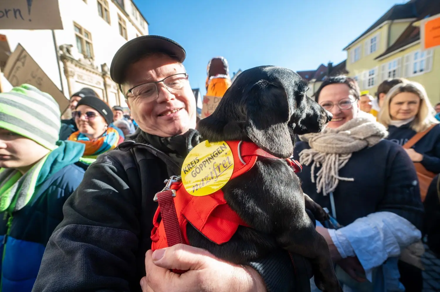 So voll hat Göppingen den Schlossplatz selten gesehen: Zur Kundgebung „Bunte Vielfalt statt brauner Einfalt“ kommen nach Angaben der Veranstalter 1500 Menschen – sie protestieren gegen Rechtsextremismus, Hass und Hetze.