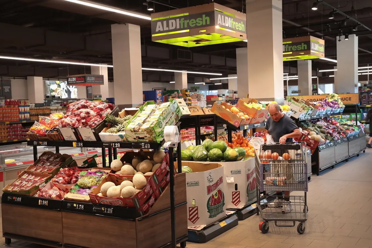 Aldi Süd tritt in den USA mit dem bekannten Logo auf. Im Innern ist die Einrichtung spartanisch. Sie erinnert eher an ein Lagerhaus.