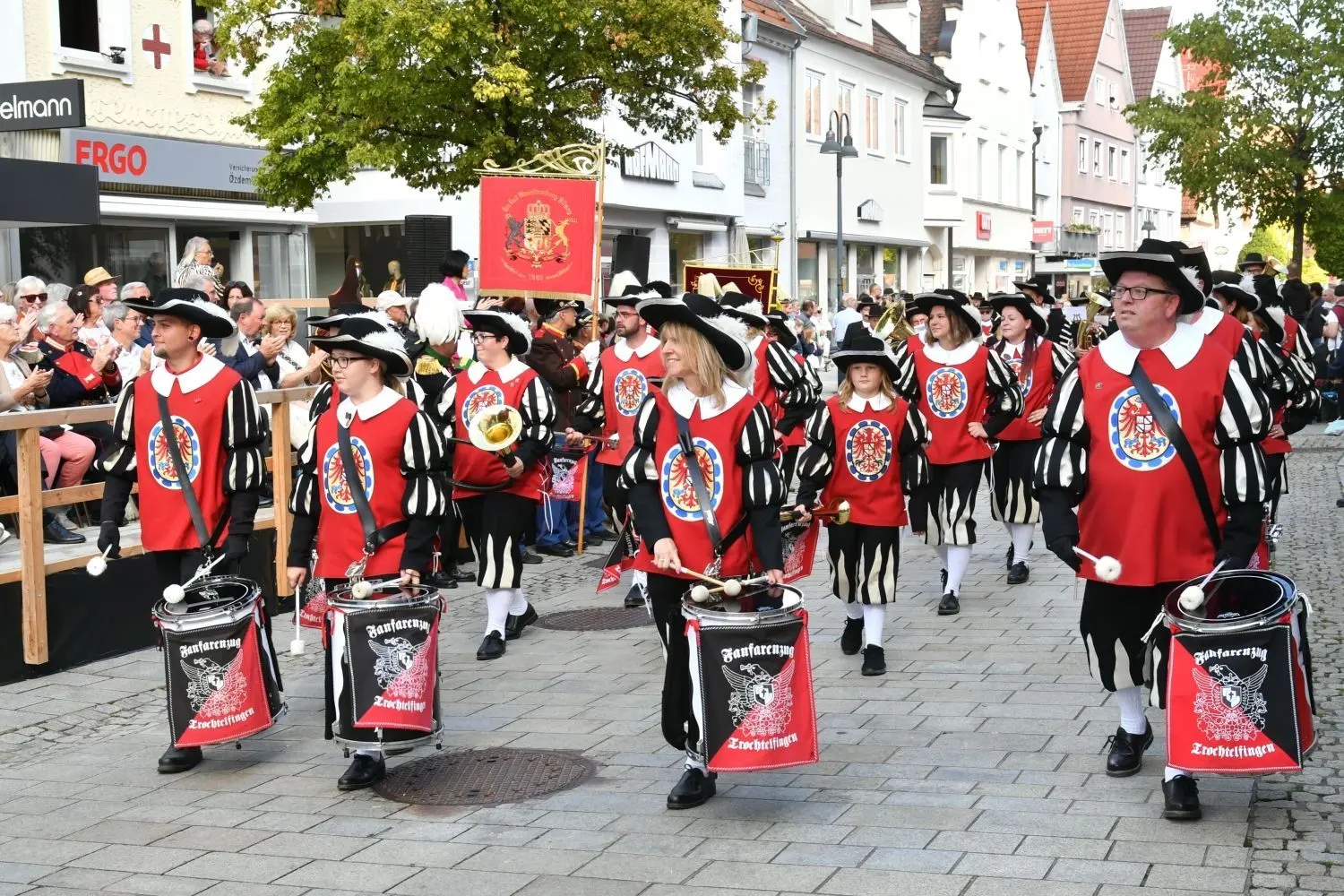Musikkappellen aus Ehingen, historische Bürgerwachen und Milizen aus 48 Orten in Baden-Württemberg und rund 2000 Teilnehmer "im bunten Rock" waren am Sonntag zu Gast in Ehingen.