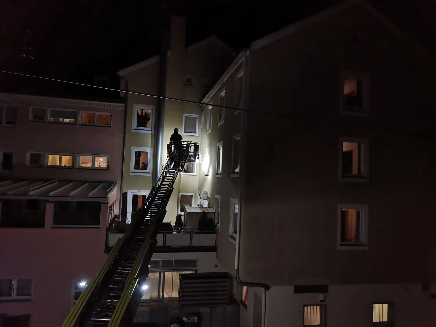 Im Bereich Frauenstraße/Sammlungsgasse ist die Feuerwehr wegen eines Brandes im Einsatz.