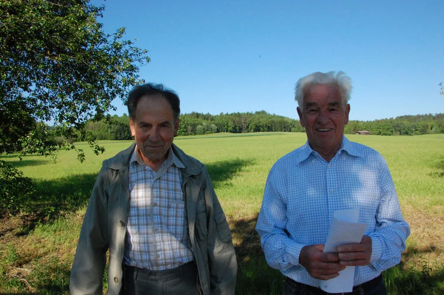Heinz Gärtling (links) und Otto Heiselbetz vor der Fläche, die als Gewerbegebiet vorgesehen ist.