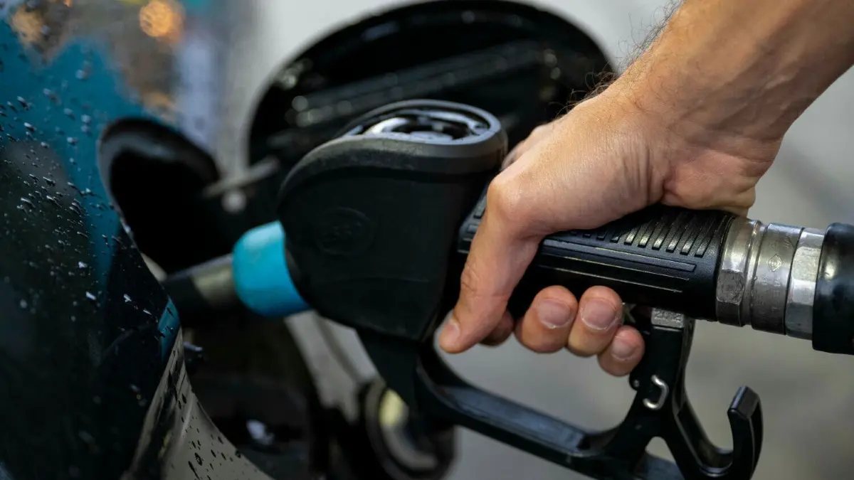 Angesichts von hohen Preisen für Diesel und Benzin an deutschen Tankstellen, fragen sich viele Autofahrer, ob sich die Fahrt zum Tanken nach Österreich lohnt. Wir werfen einen Blick auf die aktuellen Preise für Diesel und Benzin in der Alpenrepublik.
01.09.2022, Bayern, München: Ein Autofahrer betankt an einer Tankstelle in München sein Auto. In der Nacht vom 31. August auf den 1. September endete eine vorübergehende Senkung der Energiesteuer auf das von der EU vorgegebene Mindestmaß. Sie galt seit 1. Juni, um Verbraucher angesichts hoher Energiepreise zu entlasten. Foto: Lennart Preiss/dpa +++ dpa-Bildfunk +++