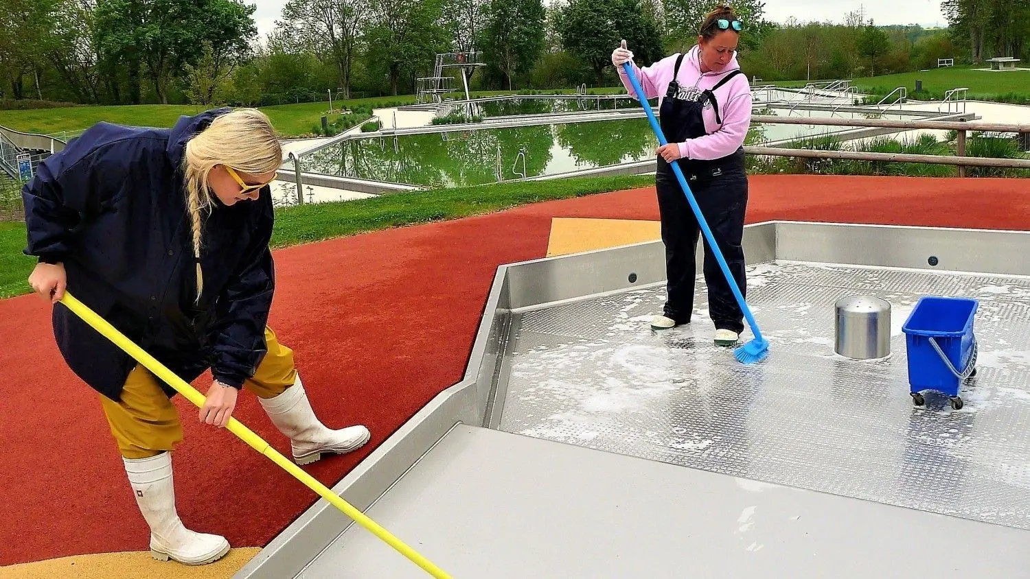 Das Freibadteam hat die Haigerlocher Anlage für die Saison 2021 auf Vordermann gebracht. Julia Hühnerfuss (links) und Angelika Raddatz sorgen für Sauberkeit – hier im Kinderbereich. Es könnte also losgehen.⇥