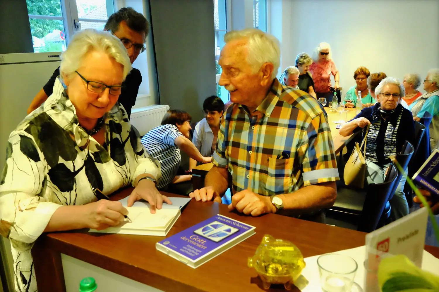 Montagsgast im zehnten Jahr des „Forum 50 plus“: Annette Schavan mit ihrem damals neuen Buch. Zu dem Vortrag kamen zahlreiche Besucherinnen und Besucher.⇥