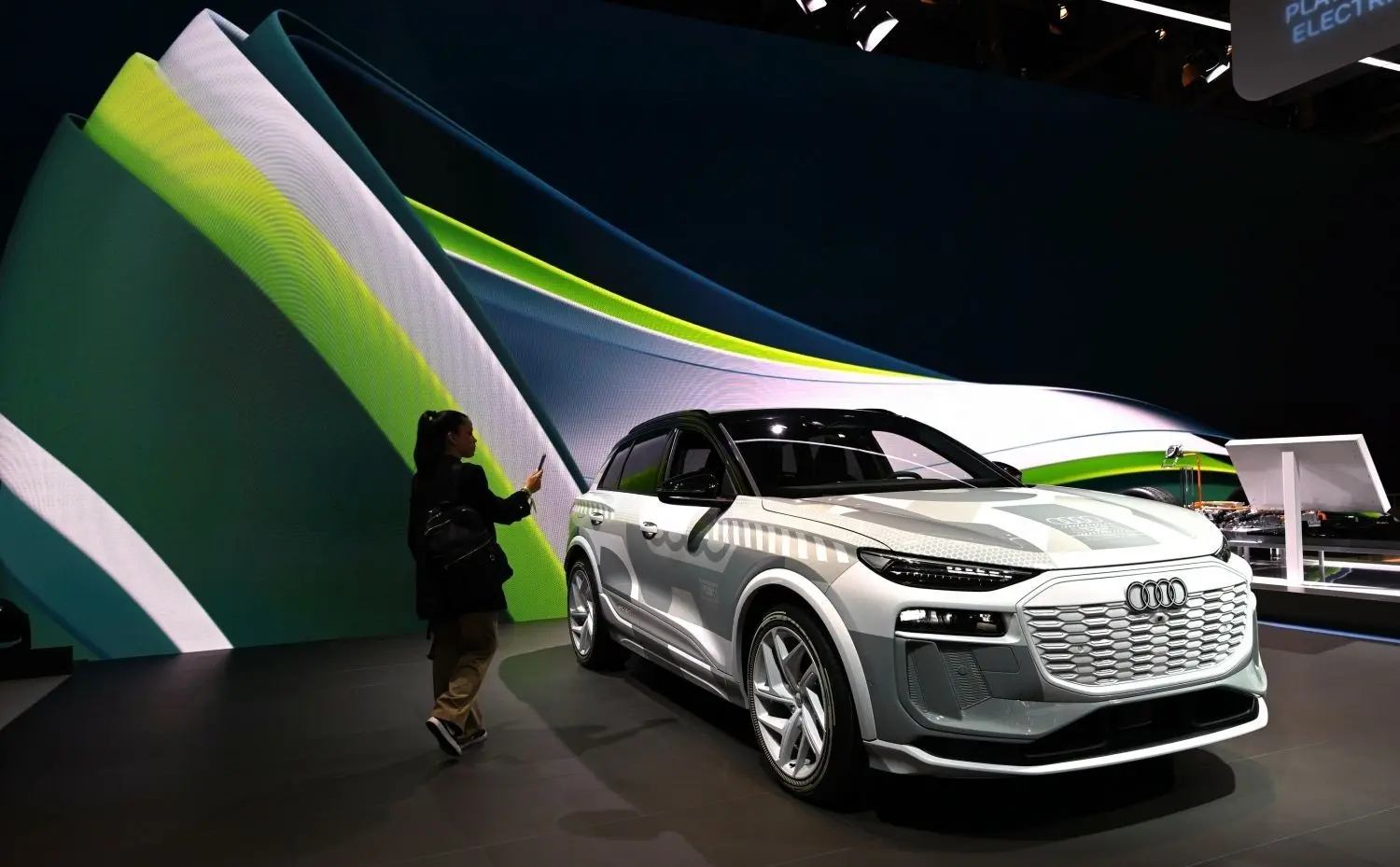 Die Volkswagen Group präsentiert den Audi Q6 e-tron.