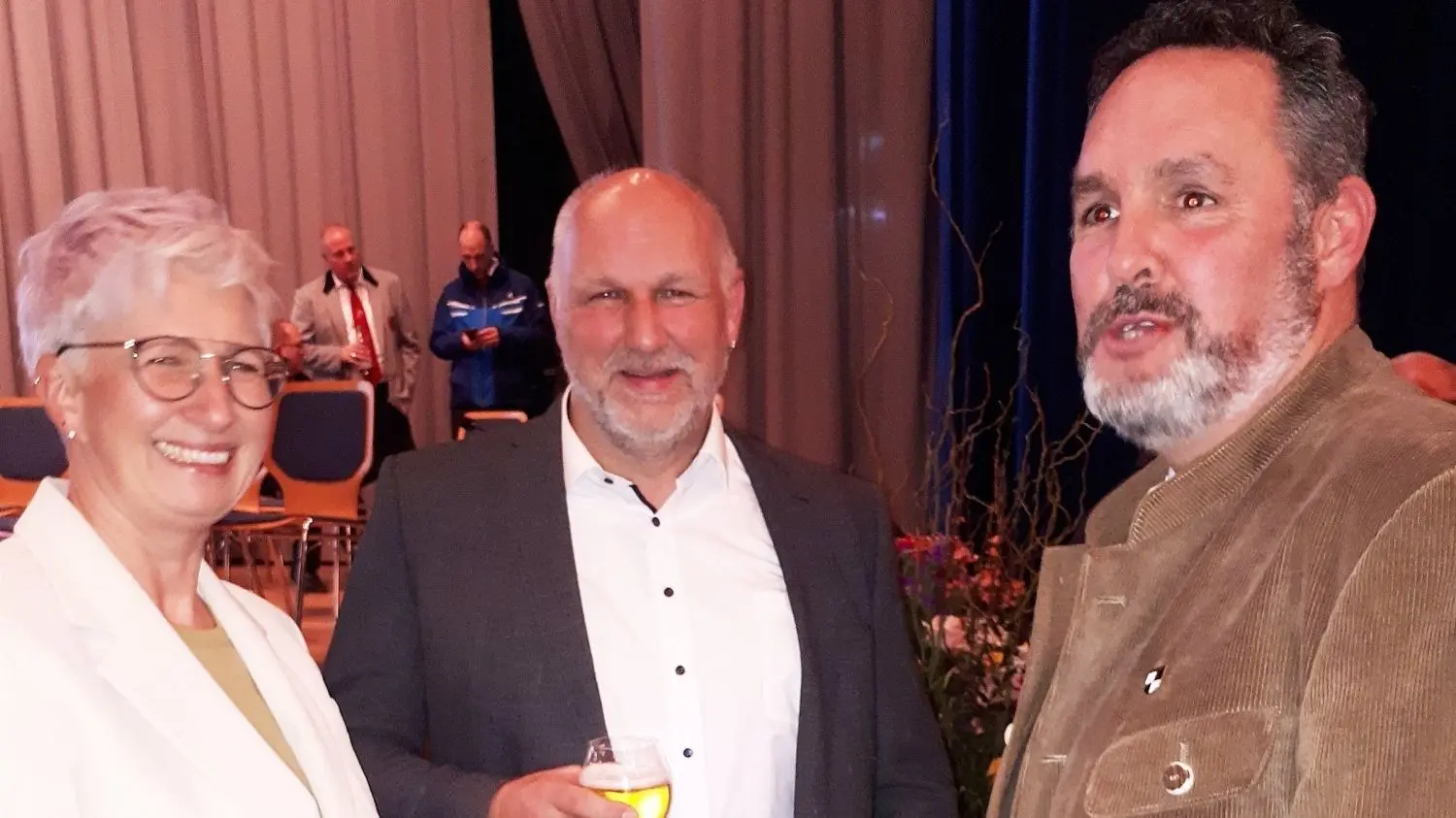 Gesellig: Zimmerns Ortsvorsteher Andreas Fecker (Mitte) mit Bisingens Vereinssprecher Thorsten Spörl und dessen Frau  Melanie.
