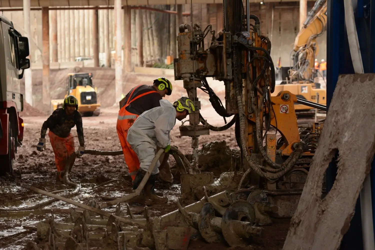 Für den Stuttgart-21-Bahntunnel wird das Gebäude der früheren Bundesbahndirektion gesichert: mit 589 Micropfählen und vielen weiteren Bohrpfählen.