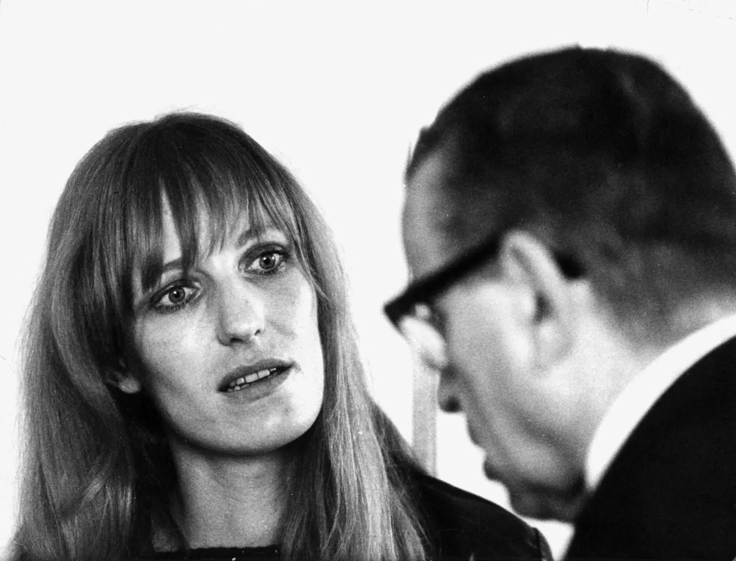 Die Angeklagt Gudrun Ensslin im Gespräch mit ihrem Verteidiger. Zu drei Jahren Zuchthaus wegen versuchter menschengefährdender Brandstiftung ist die 28jährige Germanistikstudentin am 31.10.1968 im Kaufhaus-Brandstifter-Prozeß vom Frankfurter Landgericht verurteilt worden. Ihr, sowie den Mittätern Thorwald Proll und Andreas Baader, die die gleiche Strafe erhielten, wurde vorgeworfen, in der Nacht zum 3.4.68 in zwei Frankfurter Kaufhäusern Brände gelegt zu haben. Der Schaden betrug über zwei Millionen Mark. | Verwendung weltweit BILD NICHT ARCHIVIEREN Download am 14. 12.2018 für FEUI