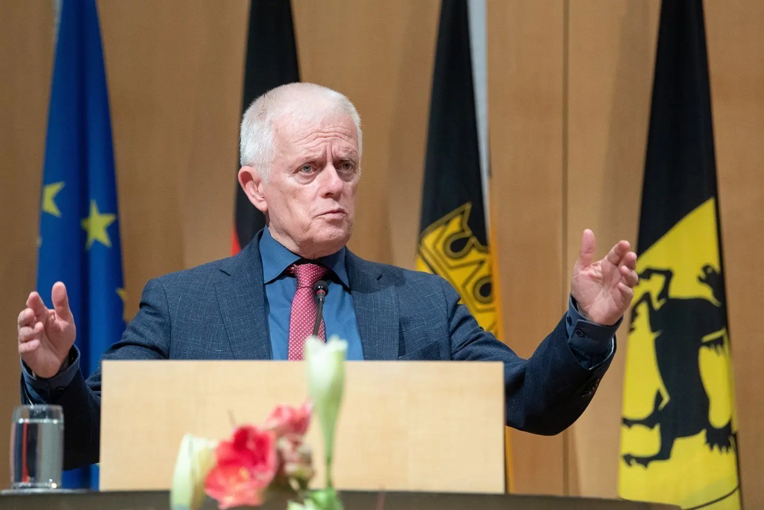 Fritz Kuhn, der scheidende Oberbürgermeister von Stuttgart, spricht nach der Neuwahl des Oberbürgermeisters im Rathaus.
