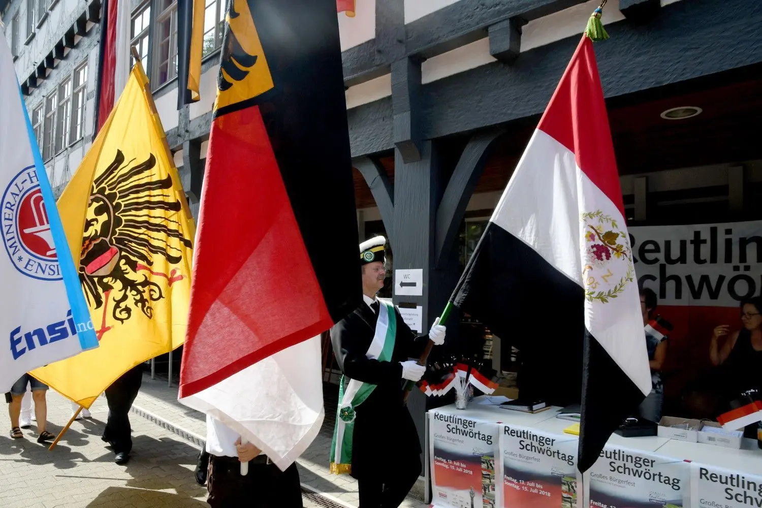 Die Fahnen gehören zum Schwörtag.