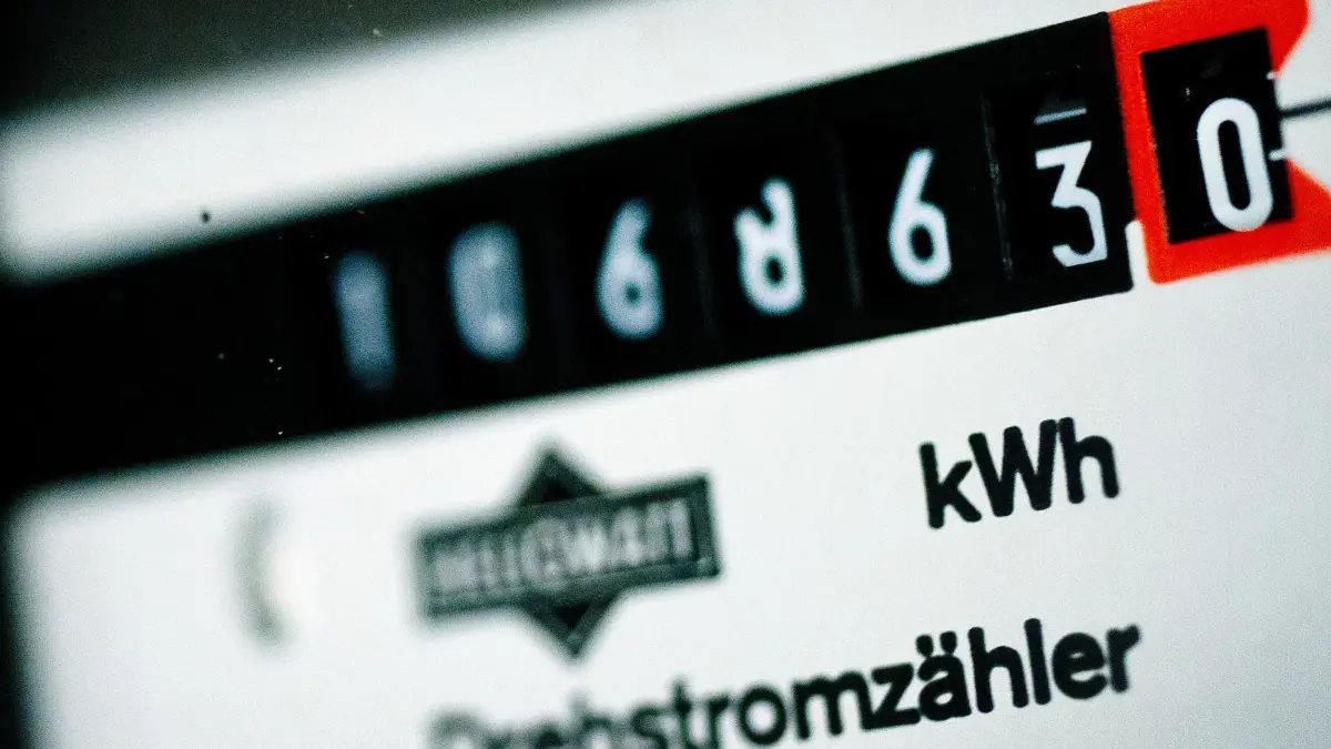 Verträge für die Strom-oder Gaslieferung: Kunden der Stadtwerke Bernau berichten von unseriösen Werbern an der Haustür. (Symbolfoto)
ARCHIV - Zum Themendienst-Bericht vom 5. Oktober 2020: Wer einem unbekannten Anrufer seinen Zählerstand und die Zählernummer mitteilt, schließt möglicherweise einen neuen Vertrag ab, ohne es zu wollen. Foto: Federico Gambarini/dpa/dpa-tmn - Honorarfrei nur für Bezieher des dpa-Themendienstes +++ dpa-Themendienst +++