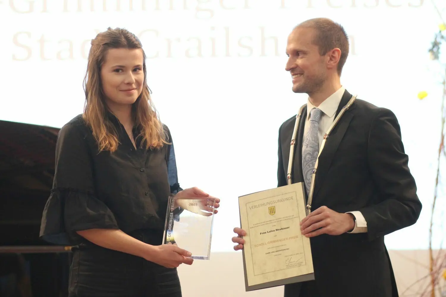 Oberbürgermeister Dr. Christoph Grimmer überreicht der Klimaaktivistin Luisa Neubauer den Scholl-Grimminger-Preis der Stadt Crailsheim.⇥