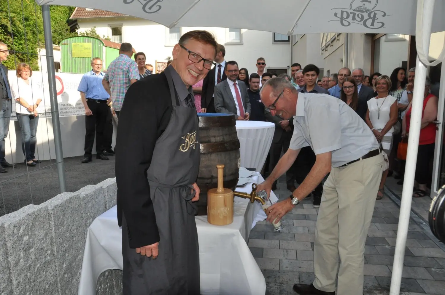 Zur Feier ein Berg Bier: Norbert und Ulrich Zimmermann beim Fassanstich.