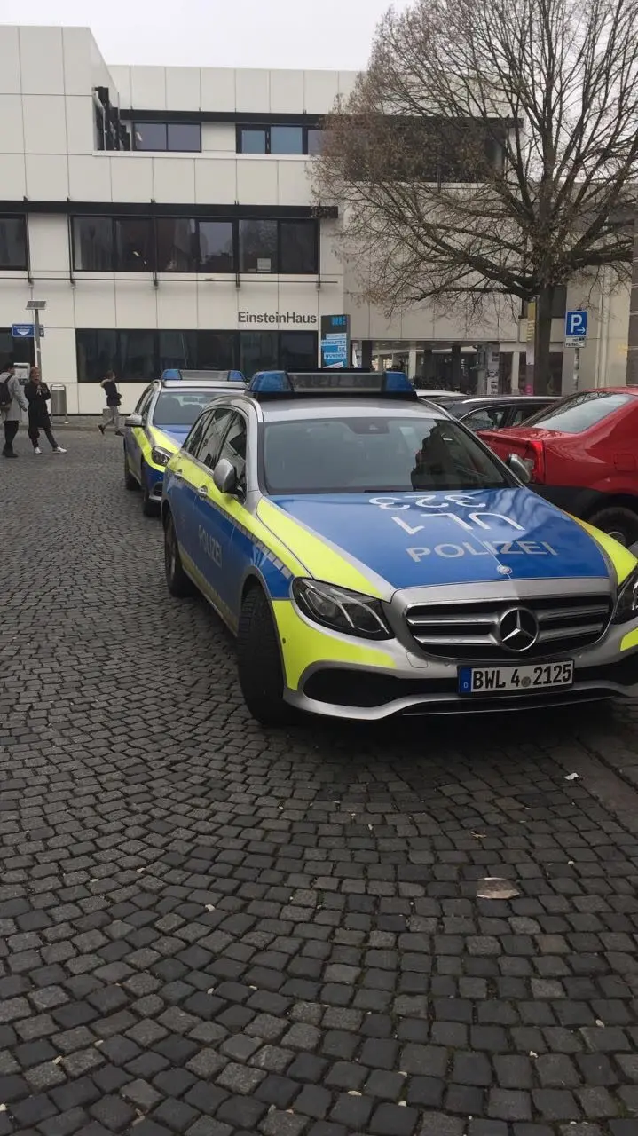 Polizeiwagen nahe der List-Schule am Vormittag: Erster Amok-Alarm war Fehalarm