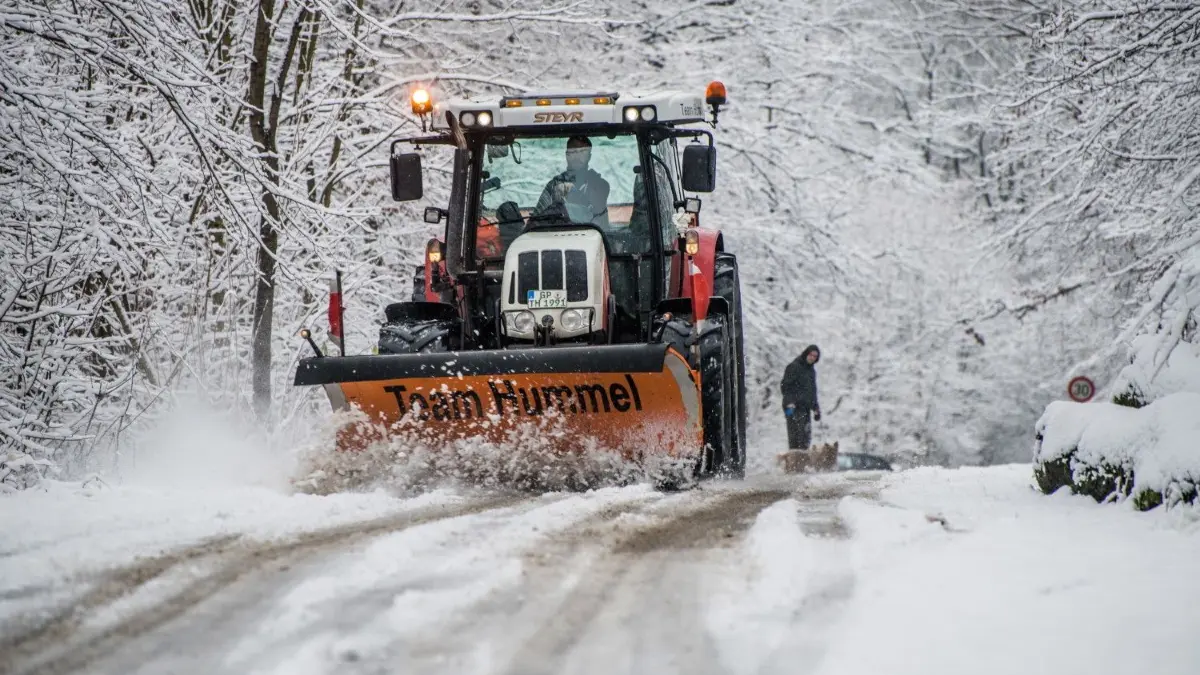 Schnee und Glätte hielten den Winterdienst und die Einsatzkräfte am Mittwoch und Donnerstag auf Trab. Sperrungen, Unfälle und lange Staus waren die Folge des lange anhaltenden Schneefalls. Am Donnerstagmittag hatte sich die Lage etwas entspannt.
Wetter Schnee Winter im Landkreis