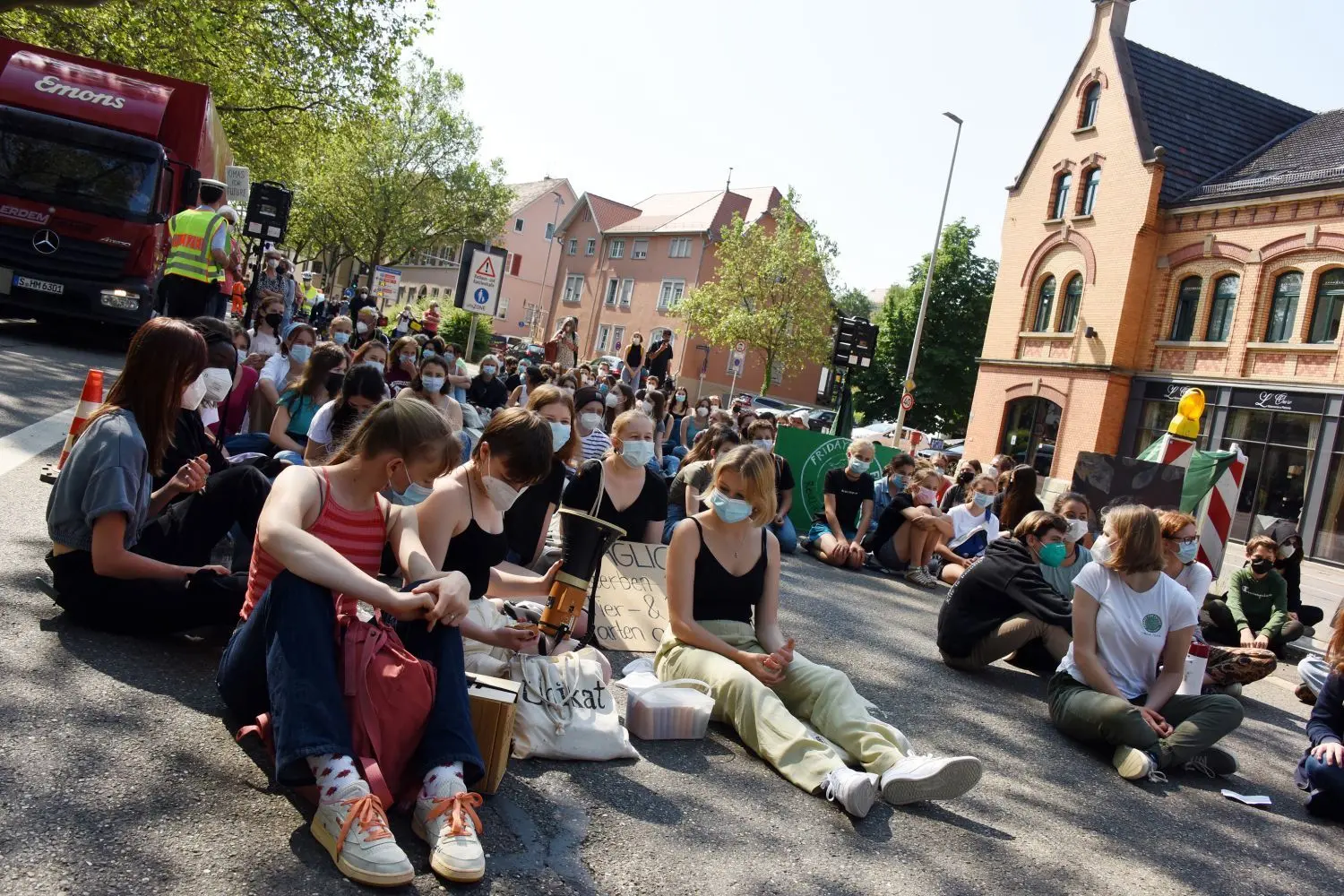 Sitzblockade im Ledergraben: Schüler demonstrierten am Freitagvormittag für den Klimaschutz.