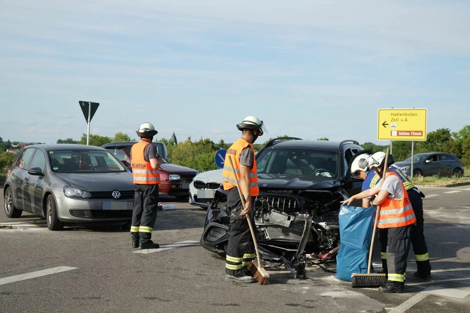 Die Fahrbahn musste gereinigt werden und konnte erst gegen 20 Uhr wieder freigegeben werden.
