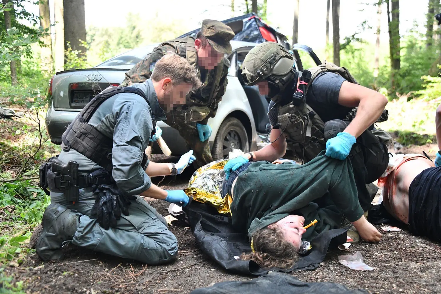 Die Teams, die im Forst bei Blaubeuren zusammenarbeiteten, waren bunt gemischt. Soldaten, Polizisten, Zollbeamte und zivile Rettungskräfte arbeiteten Hand in Hand.