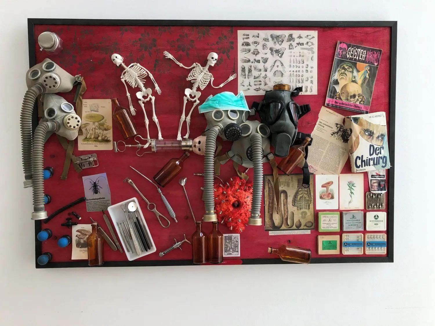 „Tod und Arzt“. Eine Collage von Thomas Kahl, ausgestellt im Stadthaus Ulm.
