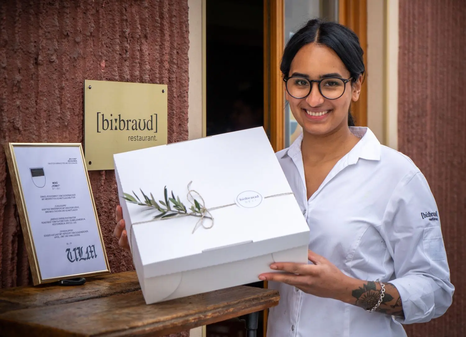 Alina Bebrout vom Restaurant Bibraud mit ihrer Kochbox. Darin steckt aktuell die „Bunte-Beete-Vorspeise“.⇥