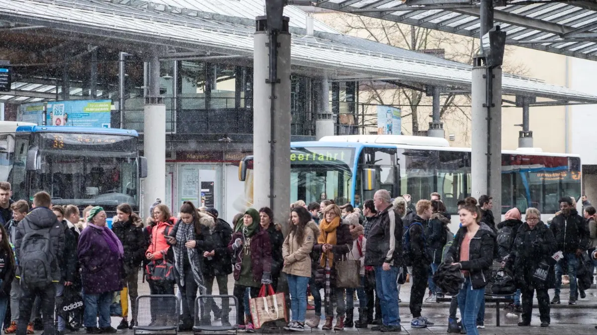 Die Mitglieder des Fahrgastbeirats sind zuständig für die Belange der Fahrgäste im Filsland-Mobilitätsverbund. Durch zahlreiche Rücktritte ist das Gremium jetzt nicht mehr handlungsfähig. ⇥
Göppingen ZOB zentraler Omnibusbahnhof Bus Busverkehr Nahverkehr Filsland Schülerbus