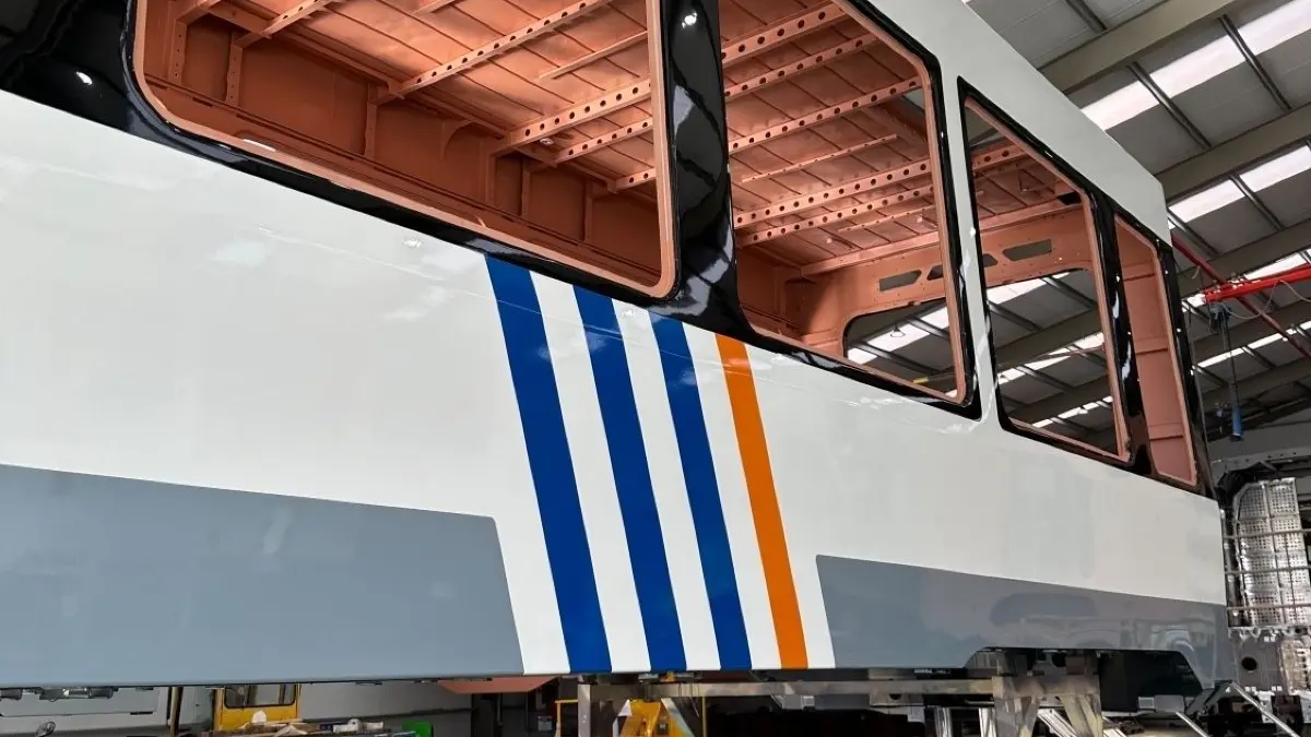 Bei der Fertigung der Tram-Trains für die Regionalstadtbahn gibt es keine Verzögerung. Aktuell baut die Firma Stadler-Rail das vierte Fahrzeug der ersten Lieferserie in Valencia.⇥
Regionalstadtbahn Stadtbahn Neckar-Alb Tramtrains Tram-Trains