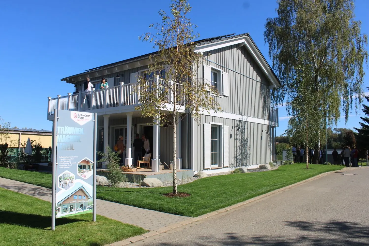 Etwa 90 geladene Gäste folgten dem Ruf nach Oberstetten und besichtigten das von Til Schweiger designte Barefoot Home. ⇥