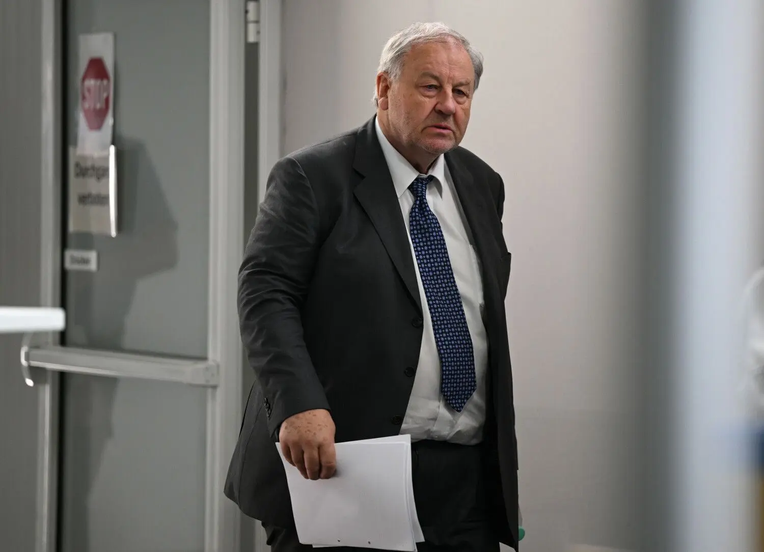 Der Steueranwalt Hanno Berger beim Prozessauftakt im Landgerichts Wiesbaden. Nun ist er zu einer langen Haftstrafe verurteilt worden.