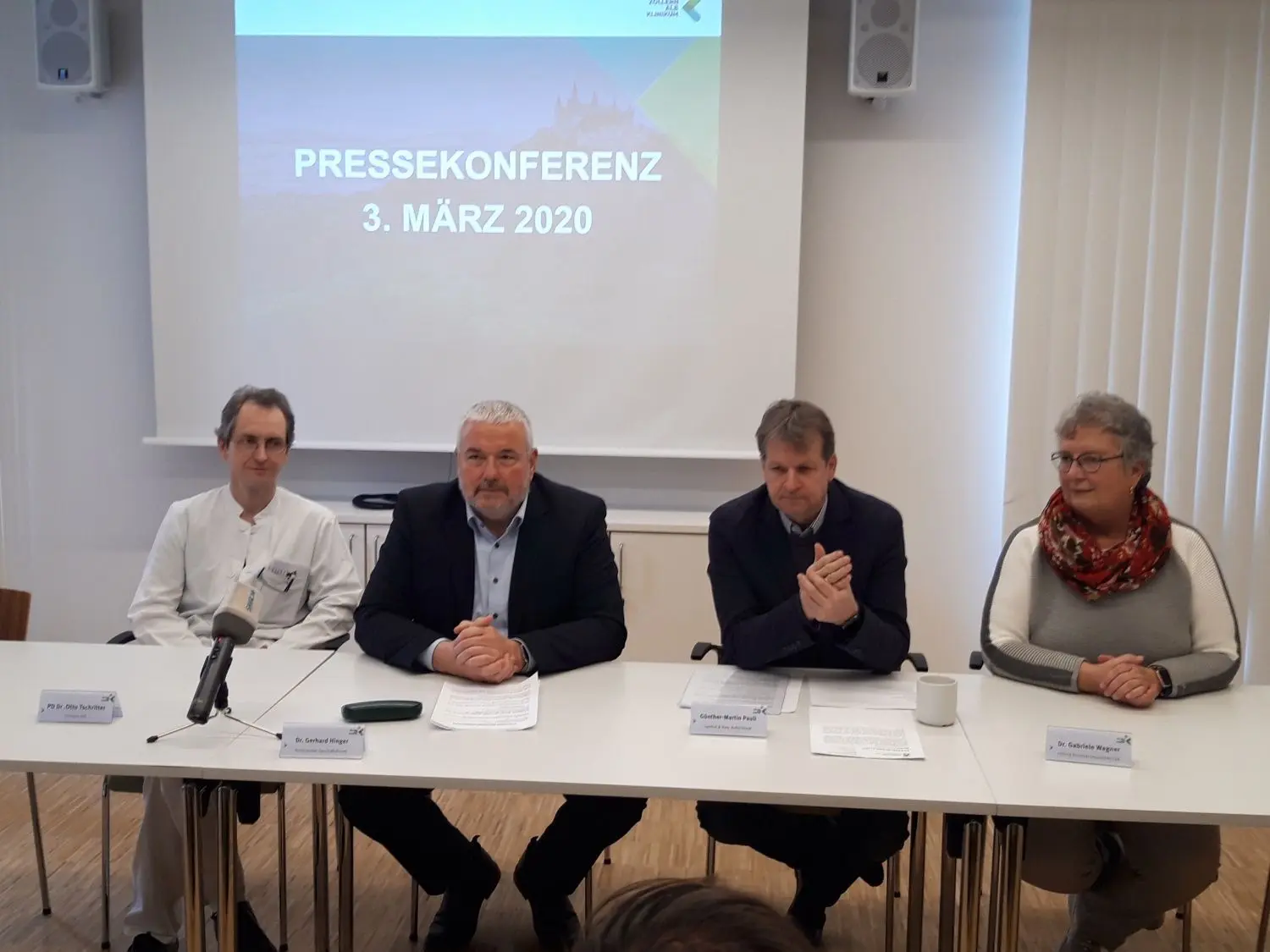 In einer kurzfristig anberaumten Pressekonferenz im Zollern-Alb-Klinikum nahmen am Dienstagnachmittag (v. l.) Dr. Otto Tschritter, Chefarzt der Notaufnahme, Landrat Günther-Martin Pauli, Klinik-Geschäftsführer Dr. Gerhard Hinger und Dr. Gabriele Wagner vom Dezernat Gesundheit & Lebensraum des Landratsamtes Stellung zum ersten bestätigten Corona-Fall im Zollernalbkreis.