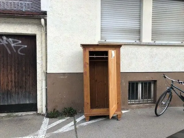 Neulich war dieser Schrank zu verschenken: Er war schnell weg. ⇥