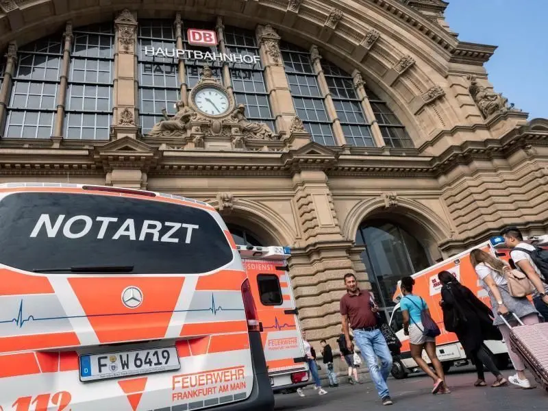 Notarztwagen vor dem Frankfurter Hauptbahnhof.