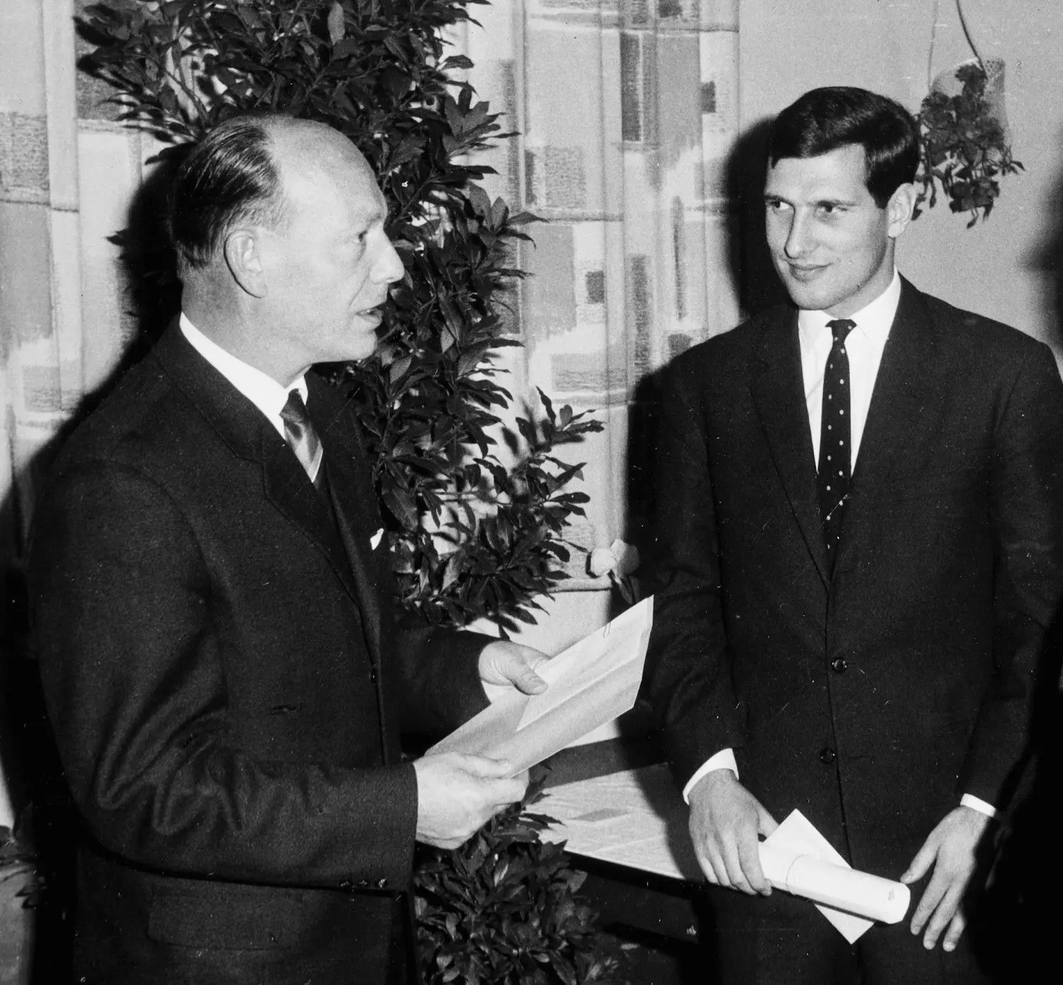 Mitarbeiterehrung im Werk 1965: Dettingens damaliger Bürgermeister Wilhelm Spring und Fritjof Eisenlohr, rechts. ⇥