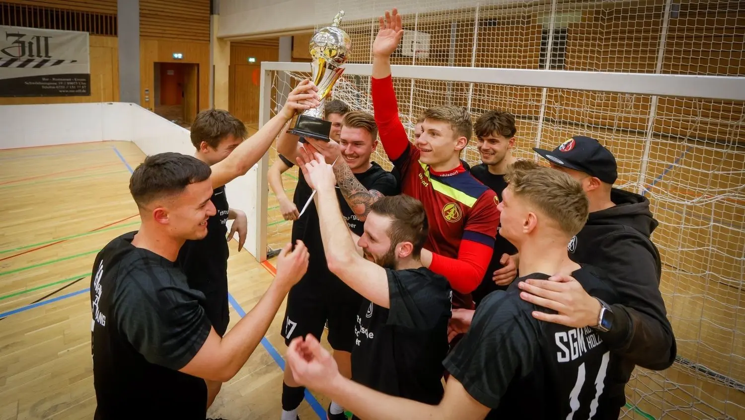Da ist das Ding: Die SGM Aufheim/Holzschwang gewann den 41. Hallen-Stadtpokal. Das Team von Trainer Andreas Spann setzte sich im Finale gegen Türkgücü Ulm durch.⇥