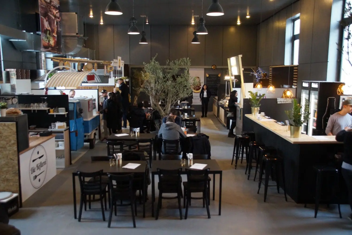 So sieht die neue Halle von innen aus, Biertische und -bänke sind Tischen und Stühlen gewichen.