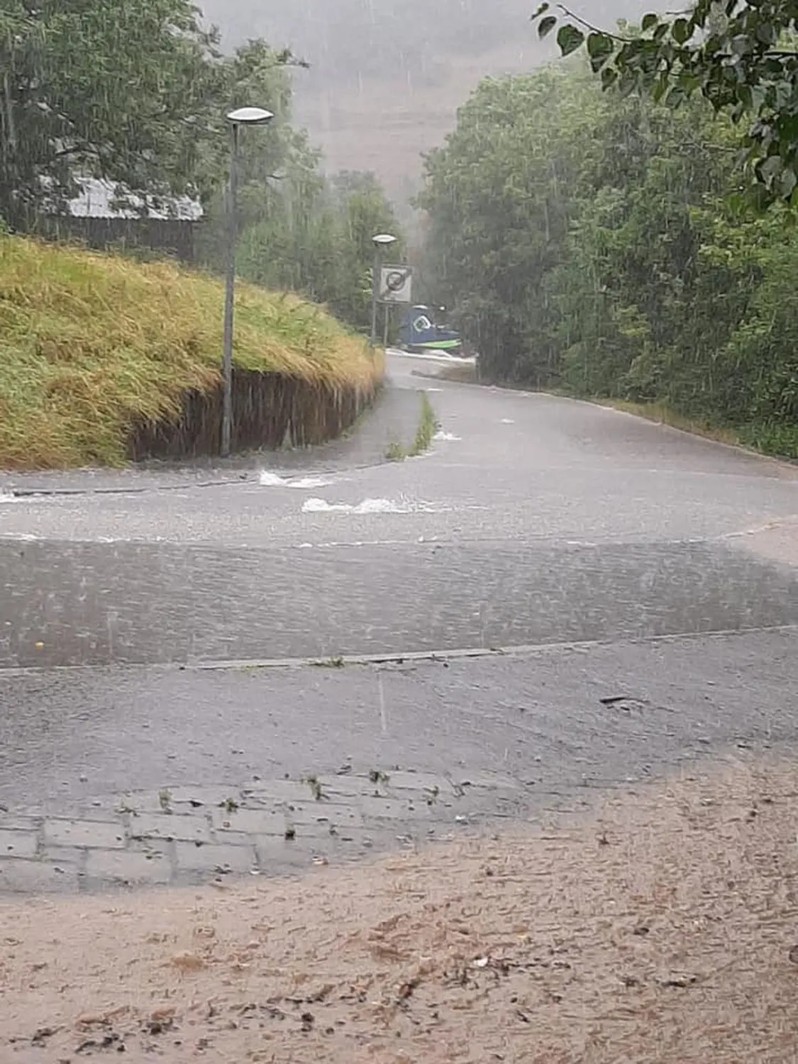 Sturzbäche ergossen sich in Bietenhausen über die Straßen.