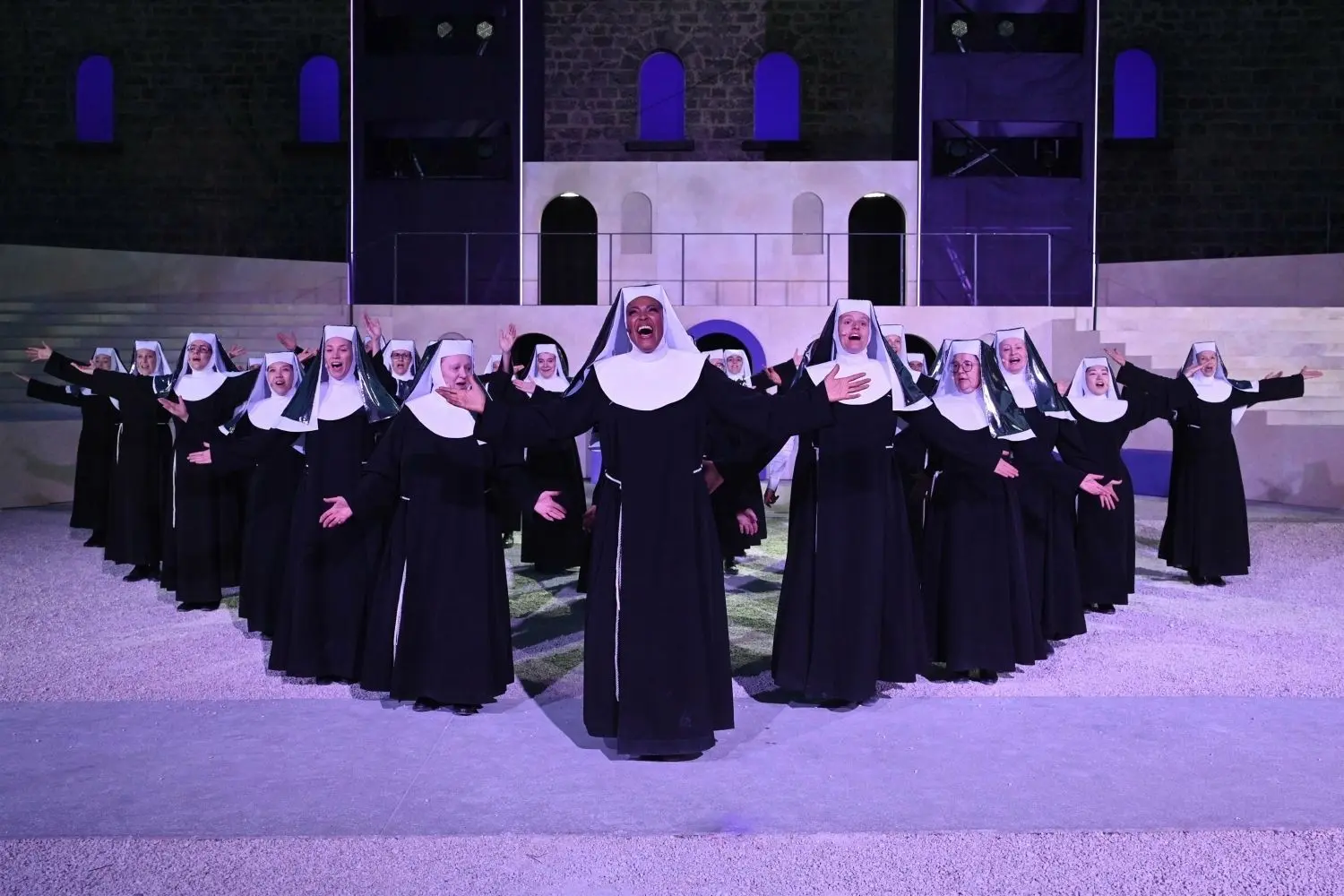 Mitreißend: Siyou Isabelle Ngoubamdjum als Deloris mit ihrem aufgedrehten Nonnen-Chor auf der Ulmer Wilhelmsburg.