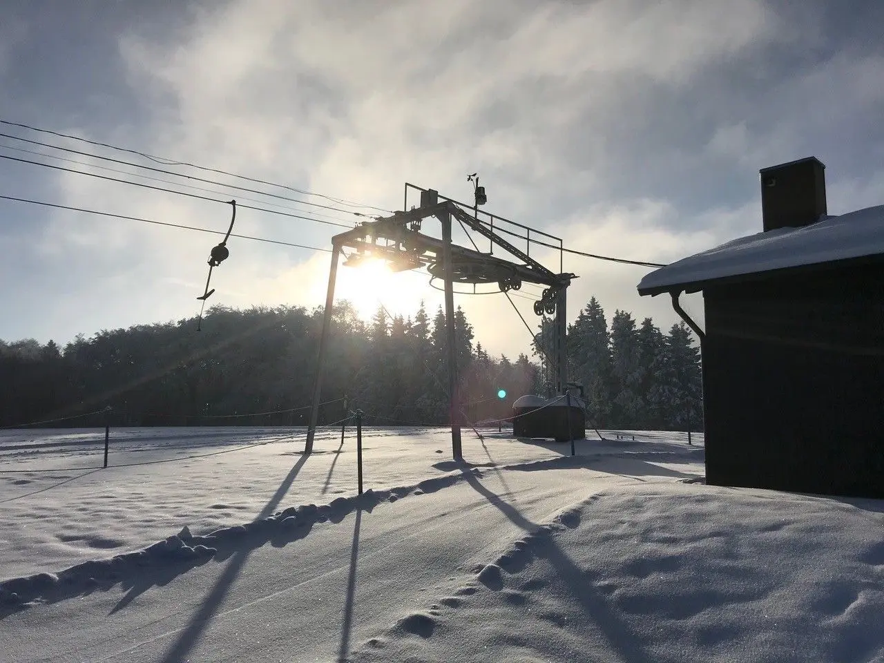 Der Zaininger Skilift Salzwinkel hat dieser Tage geöffnet. Ganz so viel Schnee wie auf diesen Bildern liegt derzeit jedoch nicht. Aber genug, um Skifahren zu können, sagt die Betreiber-Familie Hoffmann.