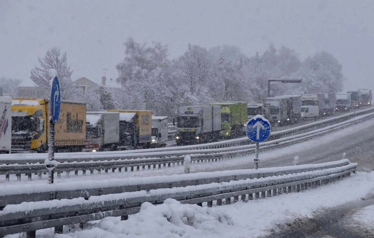 Mega-Stau auf der B 27 in der Senke bei der Abfahrt Hechingen-Mitte.