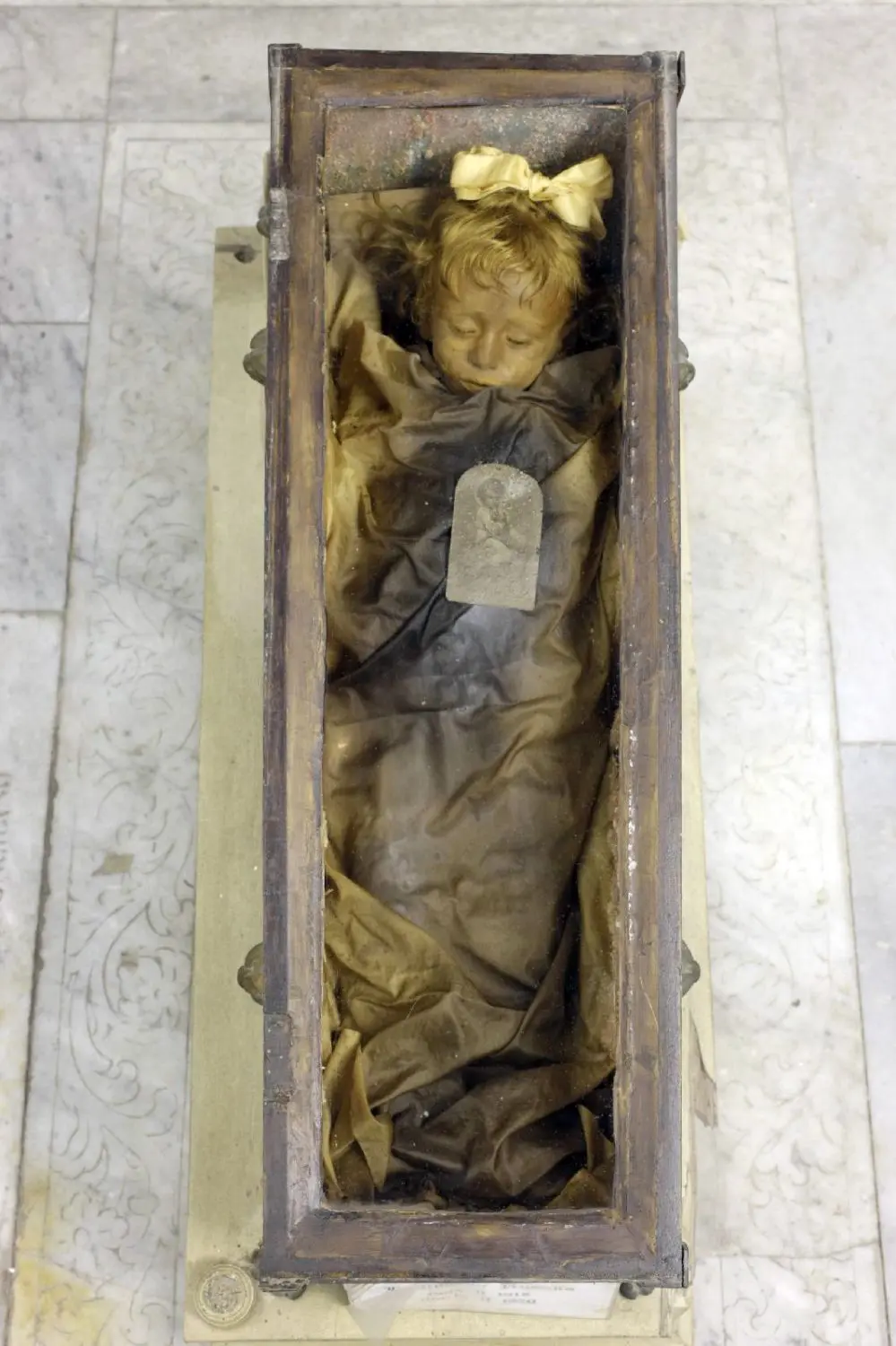 Wie ein schlafendes Mädchen liegt Rosalia Lombardo im Glassarg.