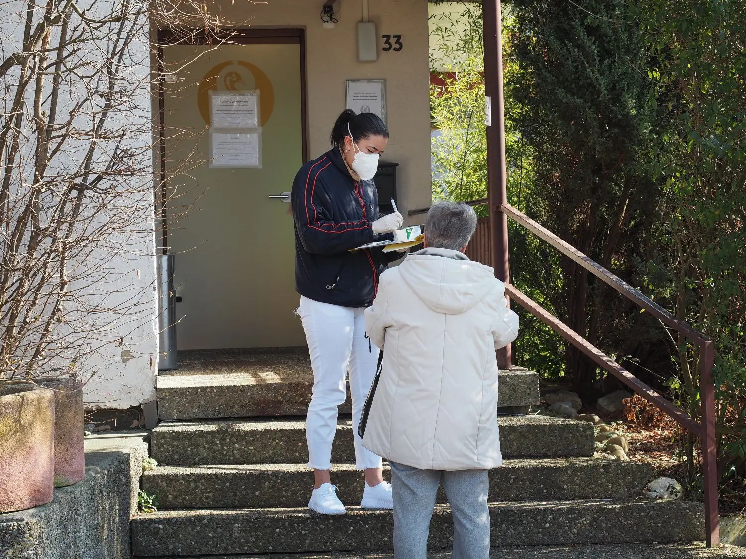 Auch bei Dr. Thomas Jung in Deggingen werden ­Patienten draußen in Empfang genommen – inzwischen hat der Allgemeinarzt ­dafür sogar ein sogenanntes ­Triage-Zelt aufgebaut.
