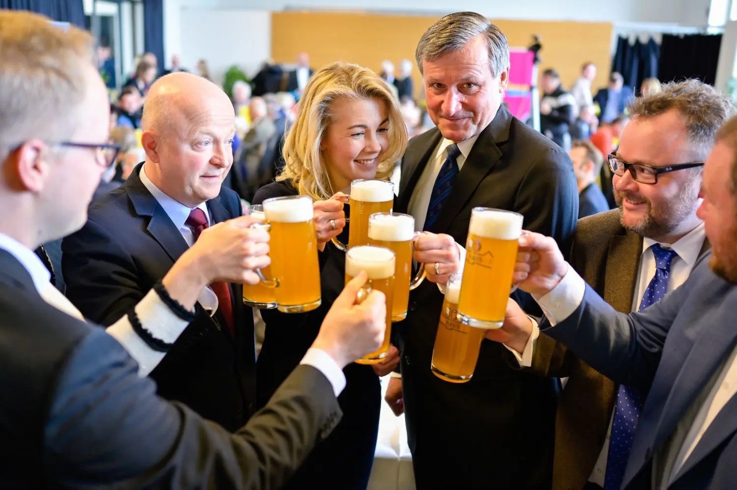 Landeschef Michael Theurer stößt mit Linda Teuteberg, Hans-Ulrich Rülke und Christian Jung in Karlsruhe auf die FDP an. ⇥