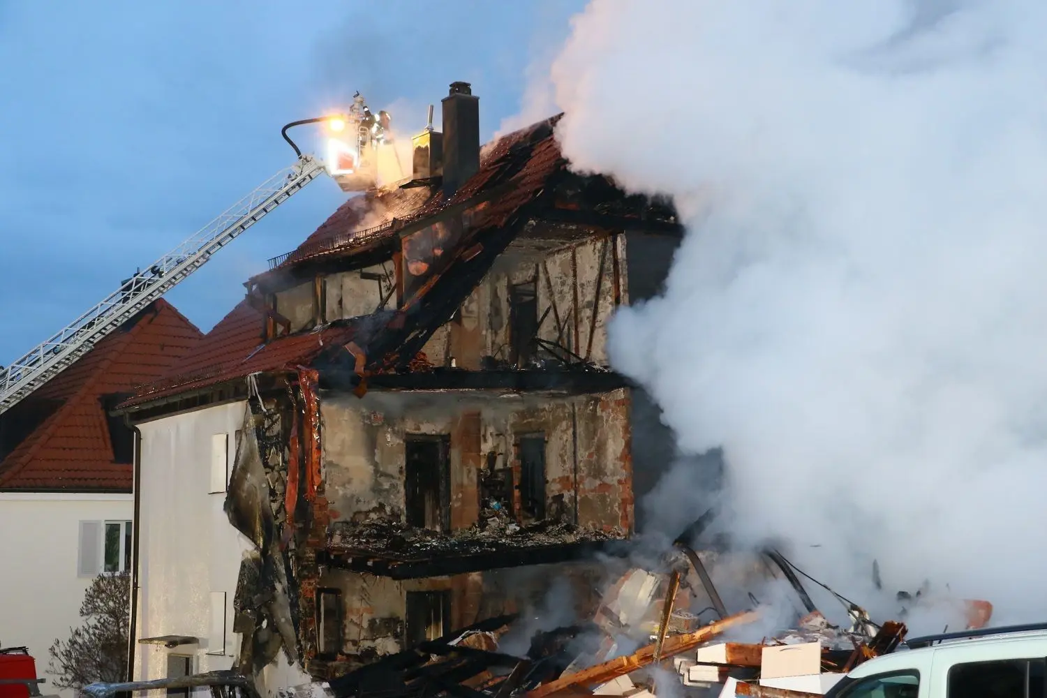 Nach einer mutmaßlichen Gasexplosion in einem Wohnhaus im Westen Stuttgarts wird eine Anwohnerin vermisst.