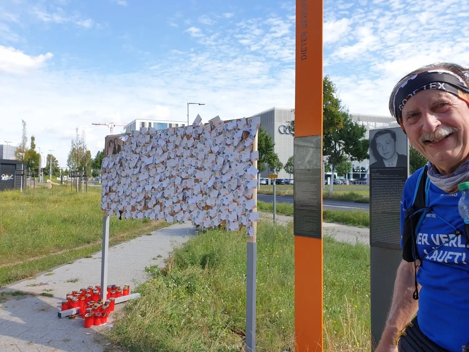 Helmut Sirtl vor einer Gedenkstele.⇥