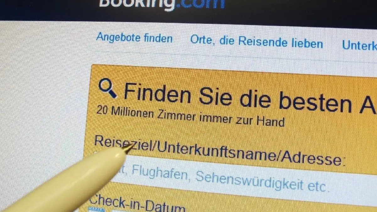 Das Berliner Verwaltungsgericht hat dem Senat bei der Öffnung von Hotels für Touristen ab dem 25. Mai den Rücken gestärkt. (Symbolbild)
ARCHIV - 23.12.2015, Berlin: Auf einem Computer-Bildschirm ist eine Internetseite des Online-Buchungsportals Booking.com zu sehen. (Zu dpa "Booking: Hotel-Reservierungen im April um 85 Prozent eingebrochen") Foto: Wolfram Steinberg/dpa +++ dpa-Bildfunk +++