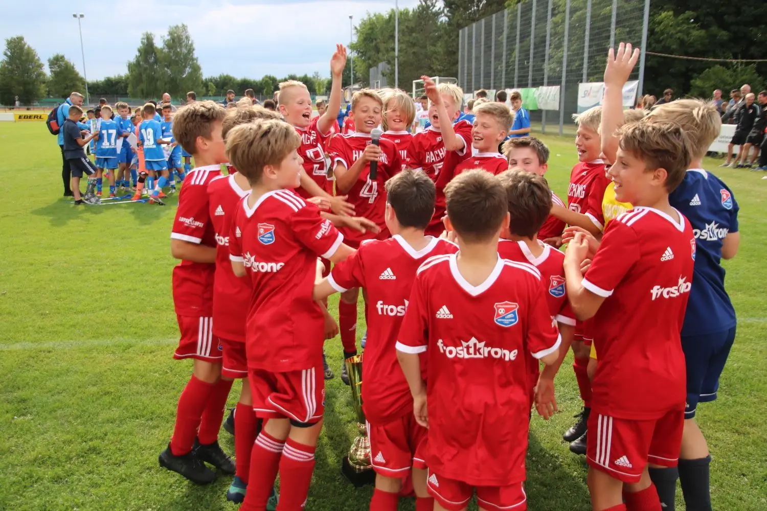 Die Spvgg Unterhaching jubelt über den Sieg beim Stadtwerke-Junioren-Cup des VfR Altenmünster. Im Hintergrund ist der unterlegene Finalist TSG Hoffenheim zu sehen. Haching gewann das Endspiel mit 2:1.⇥
