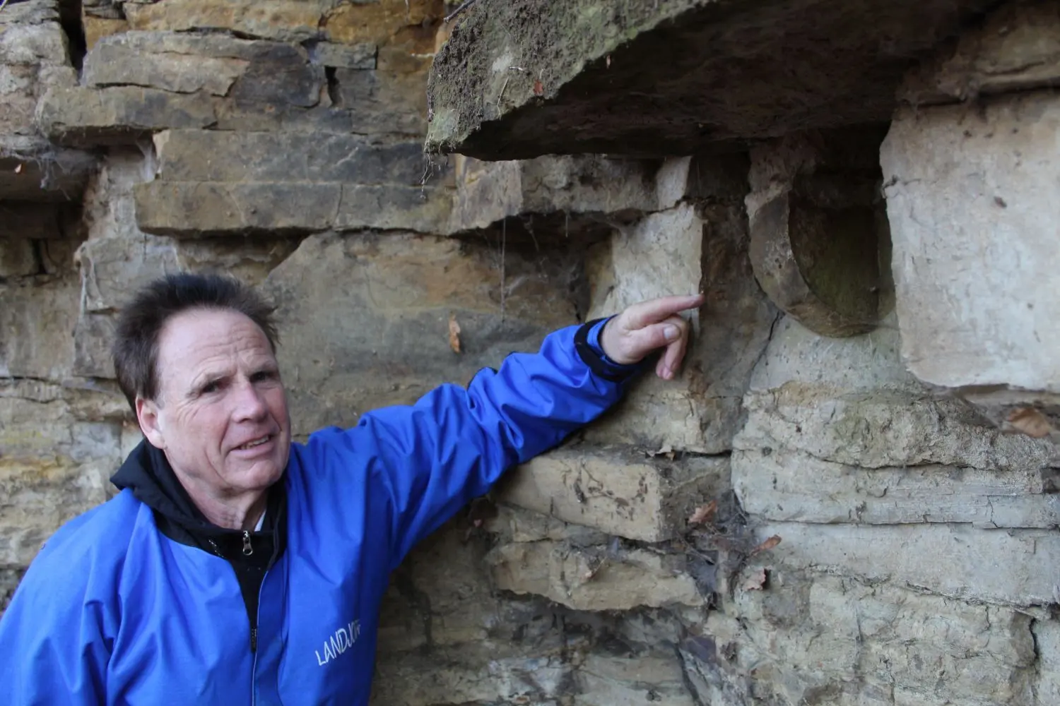 Harald Schetter ist einer der renommiertesten Höhlenforscher Deutschlands. Bei seinen Exkursionen im Starzel-Einzugsgebiet hat er am Zimmerbach in Weilheim einen versteinerten Nautilus entdeckt.